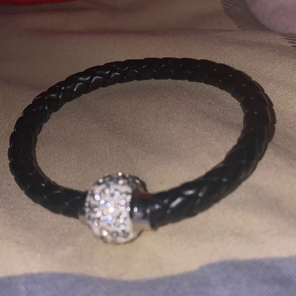 Black twisted faux leather rhinestone fashion bracelet - Picture 4 of 7